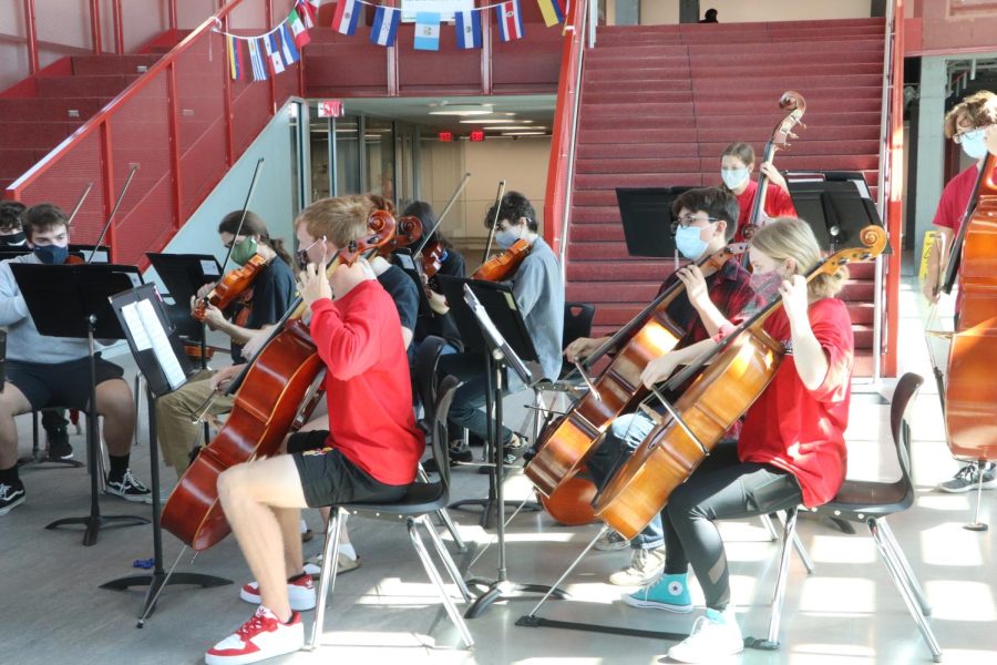 Orchestra+students+perform+in+the+atrium+during+lunch.