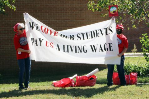 USD 497 workers push for higher wages during afternoon picket