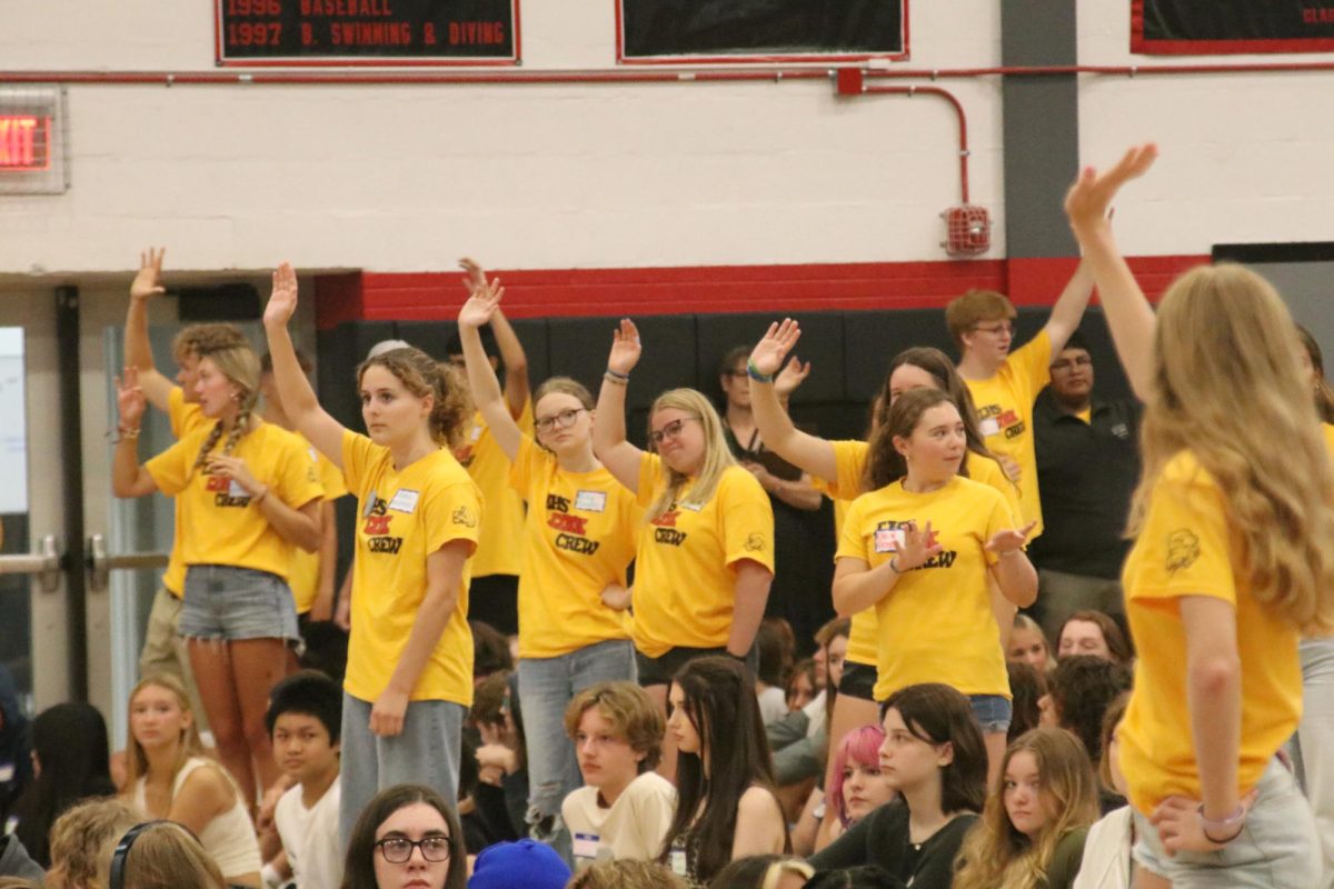 Link Leaders wave to incoming freshman.